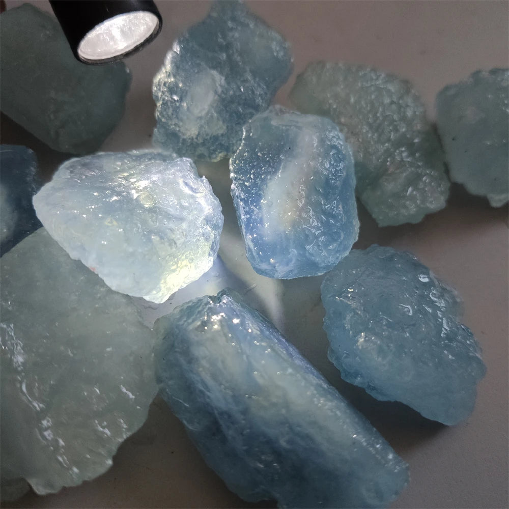 Pedra Natural Decorativa de Água-Marinha (Quartzo Berilo) – Cristal Mineral, Gema para Joalheria, Amostra de Mineral e Material Talhado à Mão