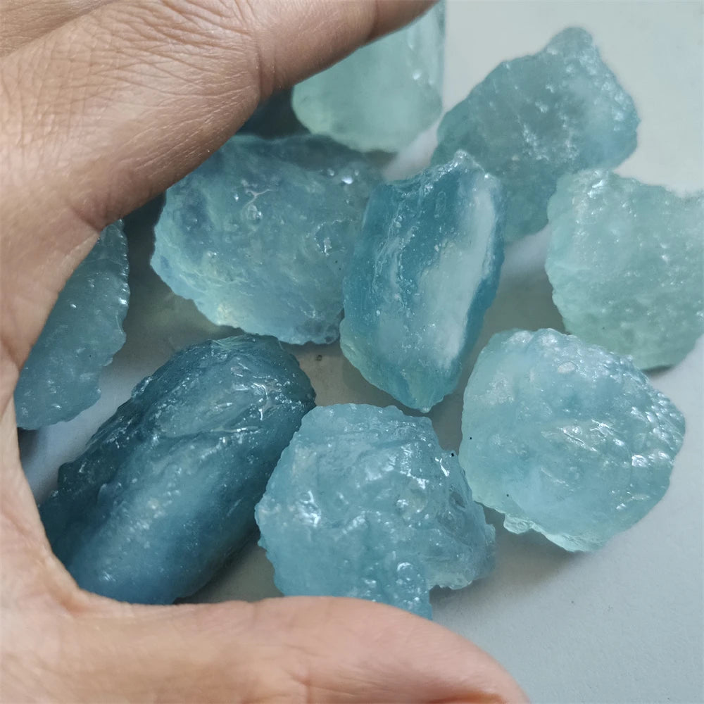 Pedra Natural Decorativa de Água-Marinha (Quartzo Berilo) – Cristal Mineral, Gema para Joalheria, Amostra de Mineral e Material Talhado à Mão